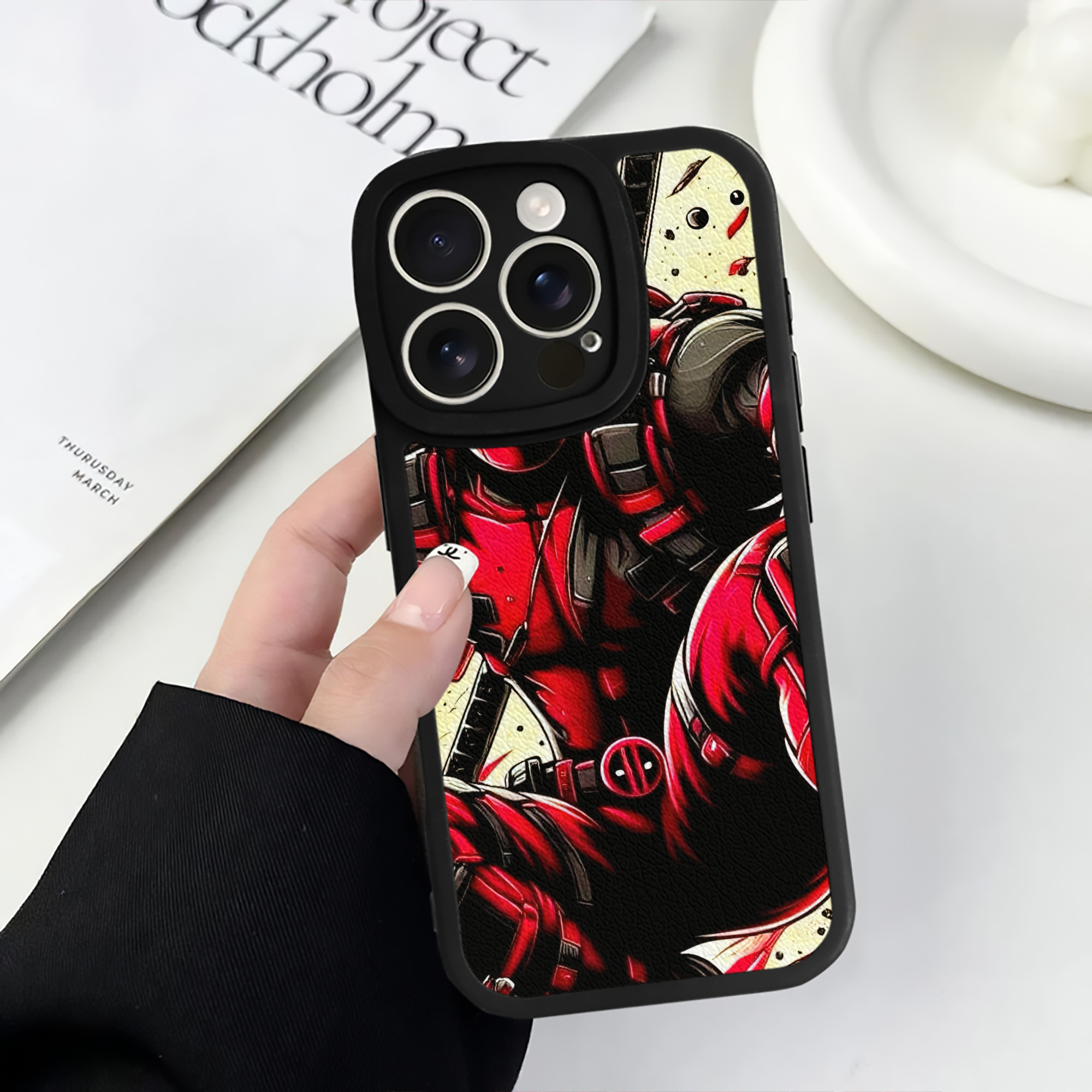 （画像用） Deadpool デッドプール 【iPhone 16シリーズ対応】シリコンスマホケース（レザー調） 材質：シリコン